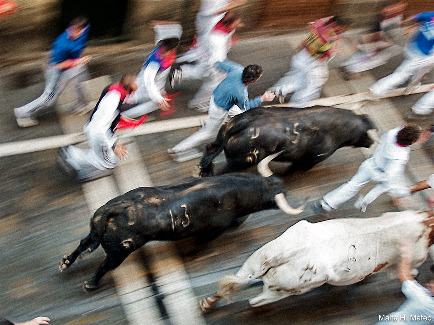 El encierro de San Fermín desde los balcones de Sanfermin by Locals.