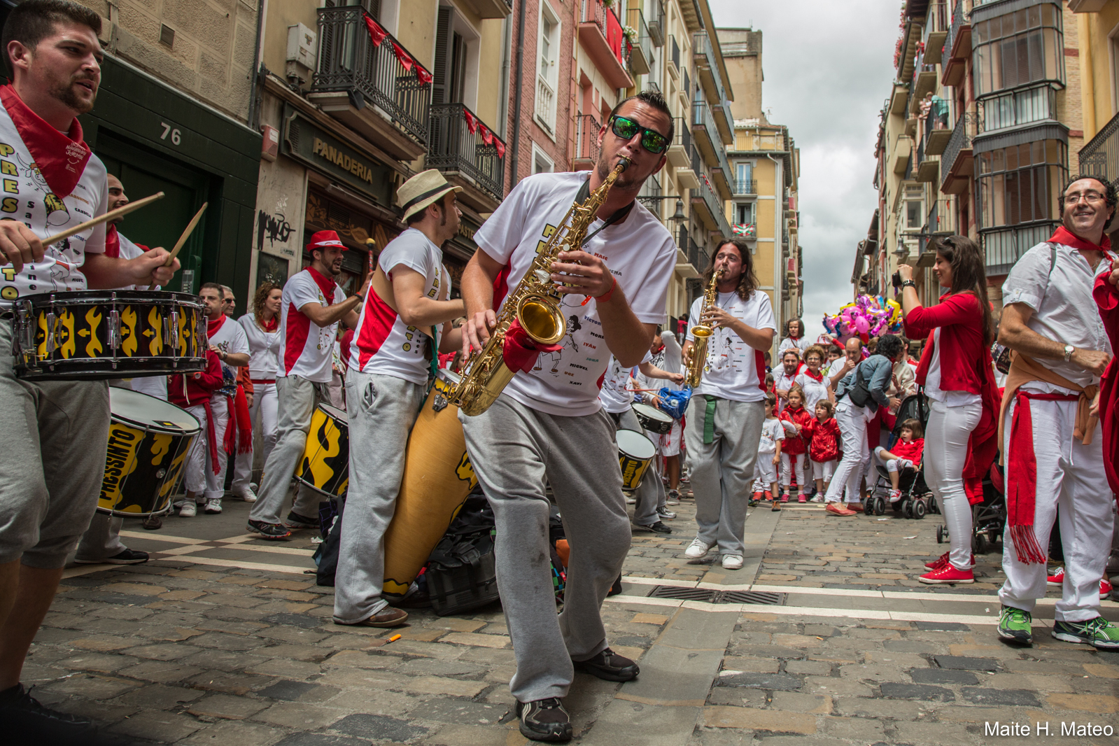 Banda de música tocando por la calle en San Fermín in Pamplona.