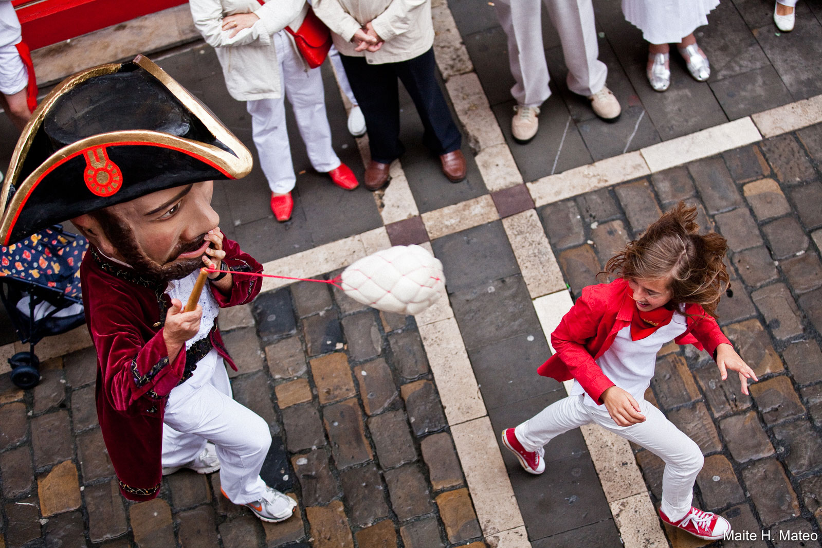Momento de risa con los cabezudos en San Fermín. Con el guía de Sanfermin by Locals.