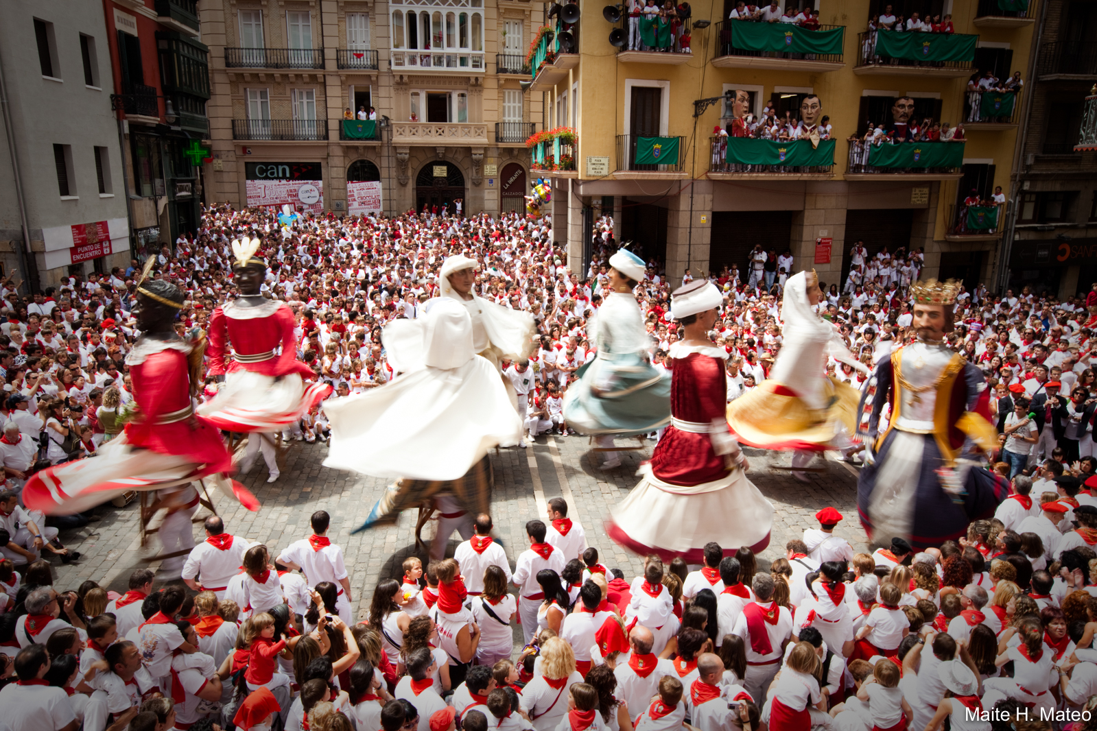 Baile de los gigantes de San Fermín en la plaza consistorial desde los balcones de Sanfermin by Locals.