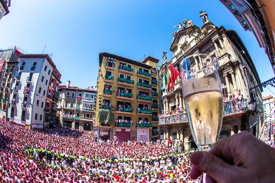 Reserva balcones para el chupinazo 2025 - Sanfermin by locals